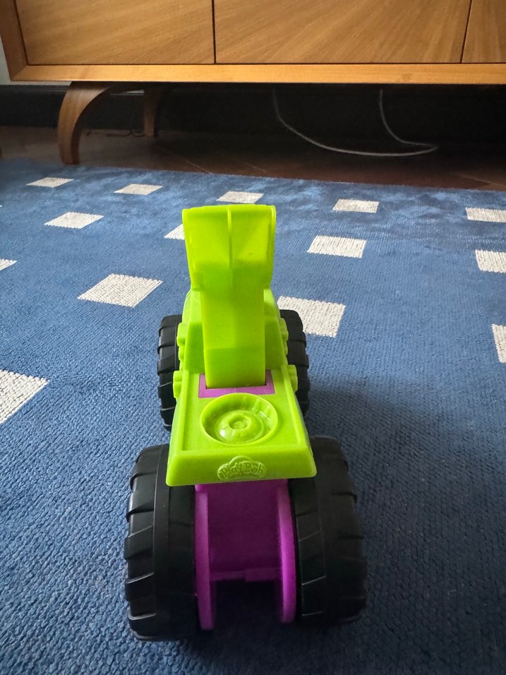 Play-Doh 
Canlı Yeşil Oyuncak Araba - Görsel 2