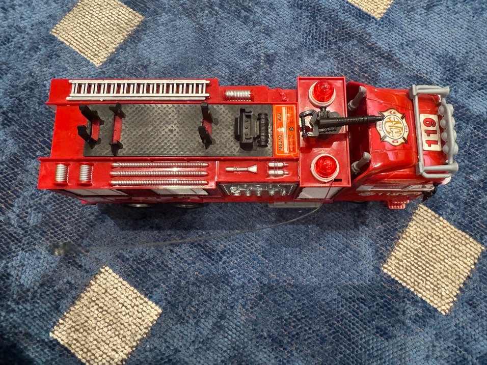 Kırmızı Renkli Oyuncak İtfaiye Aracı - Görsel 2