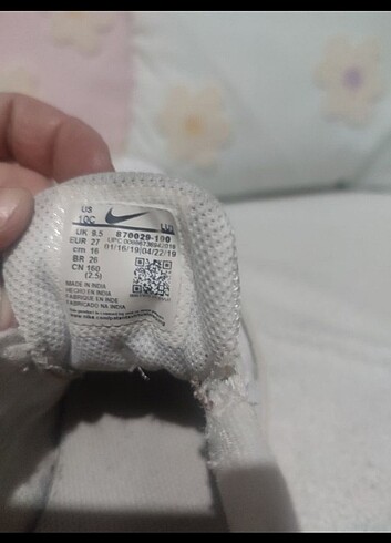 27 Beden beyaz Renk Nike ayakkabı