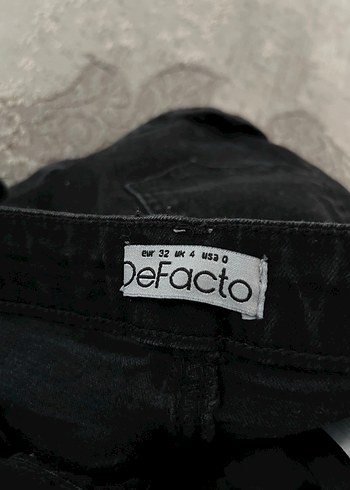 Kemer Tokalı Siyah Mini Kot Şort - Görsel 2