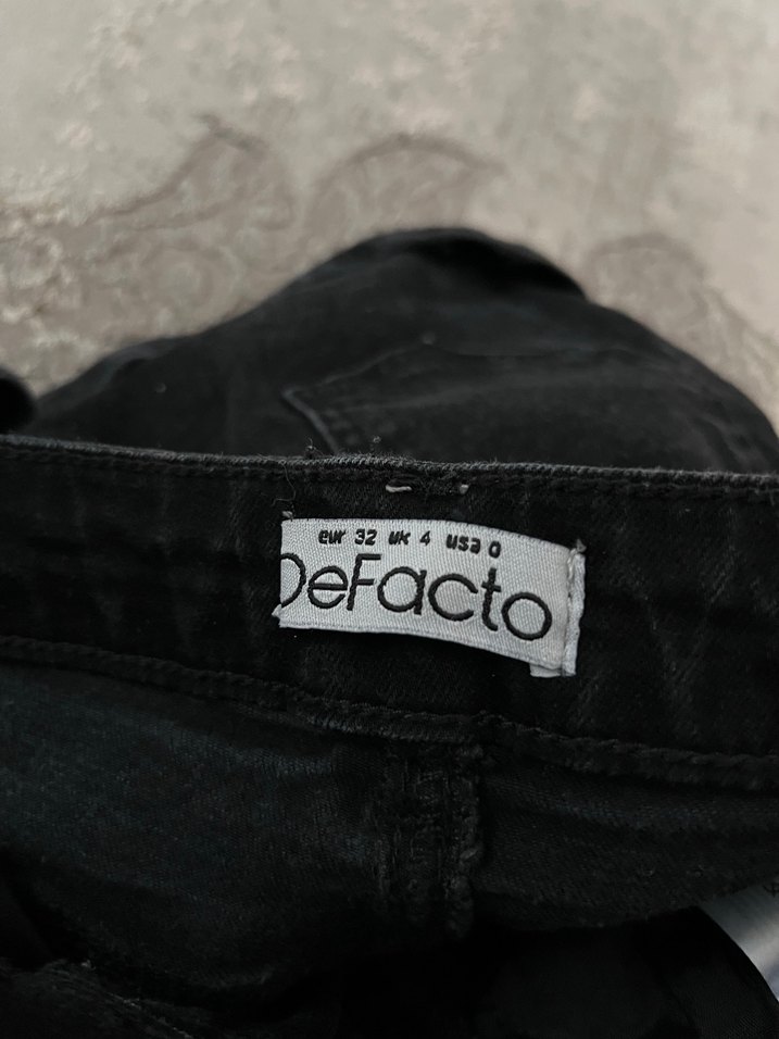 Kemer Tokalı Siyah Mini Kot Şort - Görsel 2