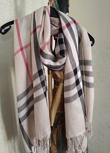 Burberry Burberry tarzı ekoseli atkı 