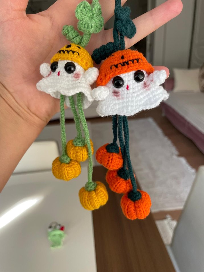 Renkli Örgü Kadın Anahtarlık - Görsel 3