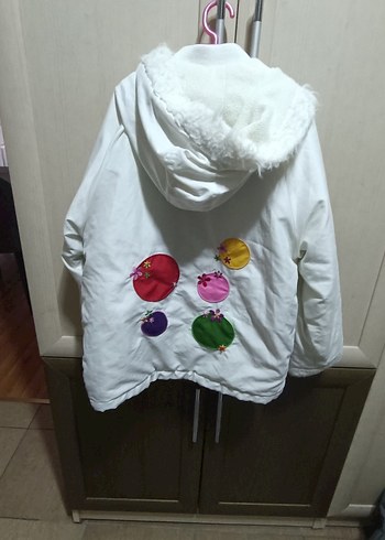 Kapüşonlu Beyaz Renkli Baskılı Kız Mont - Görsel 4