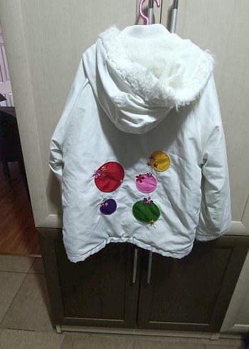 Kapüşonlu Beyaz Renkli Baskılı Kız Mont - Görsel 3