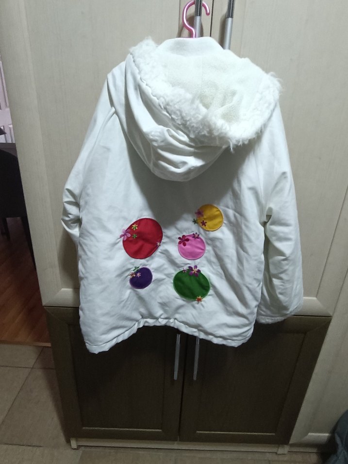 Kapüşonlu Beyaz Renkli Baskılı Kız Mont - Görsel 4