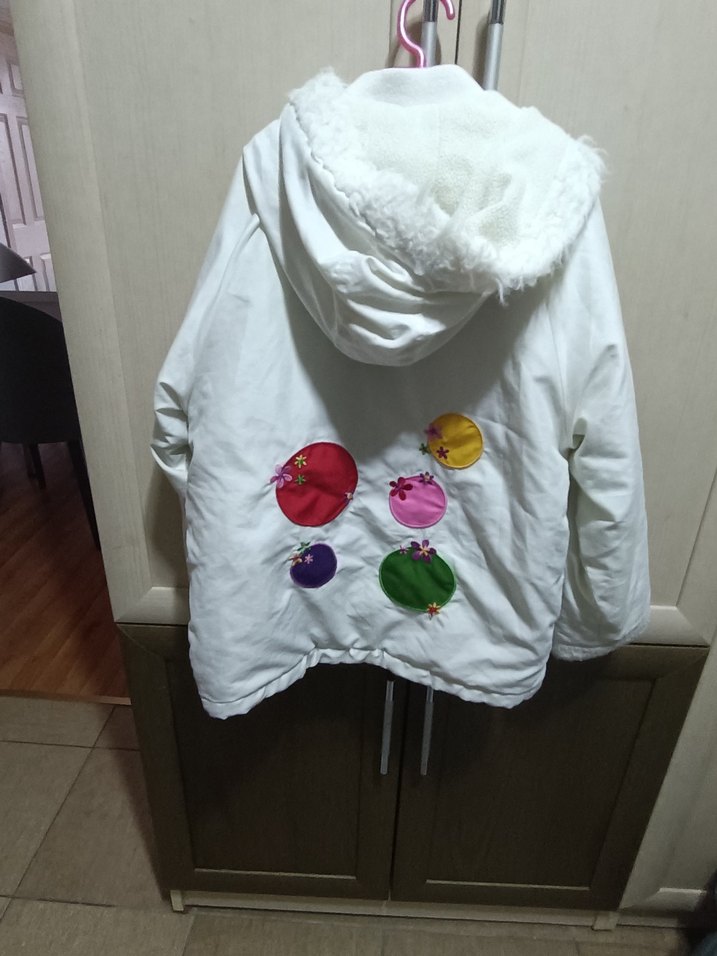 Kapüşonlu Beyaz Renkli Baskılı Kız Mont - Görsel 3