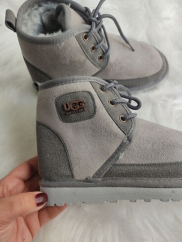 Ugg Ugg bağcıklı içi tüylü bot
