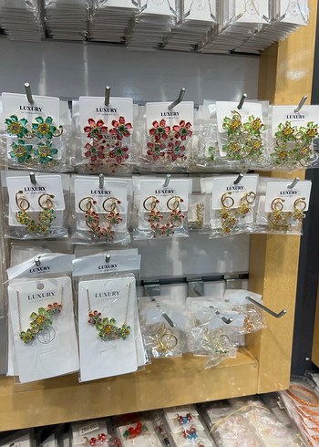 Beden Çiçek Desenli Mini Renkli Küpe