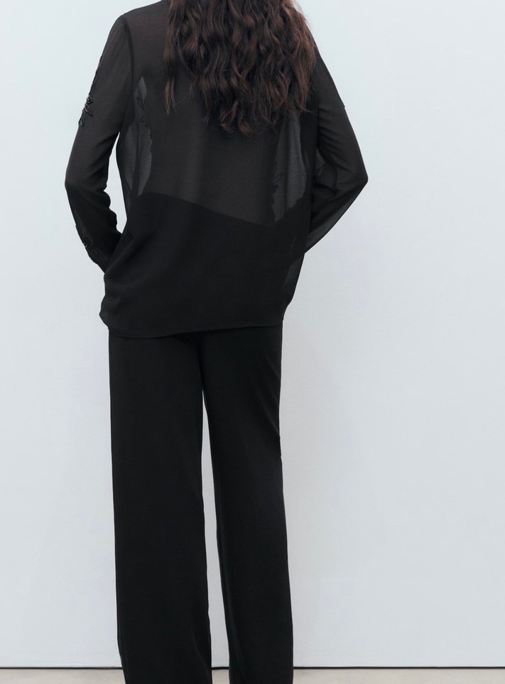 Siyah İşlemeli V Yaka Kadın Gömlek - Görsel 5