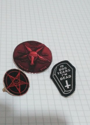 Satanic broş