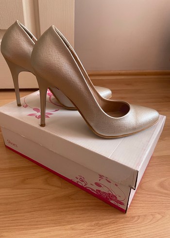 Bej Parlak Stiletto Topuklu Kadın Ayakkabı