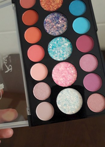 Çok Renkli Canlı Far Paleti - Görsel 3