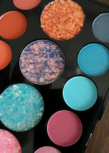 Çok Renkli Canlı Far Paleti - Görsel 2