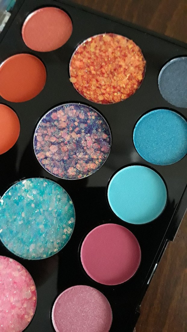 Çok Renkli Canlı Far Paleti - Görsel 2