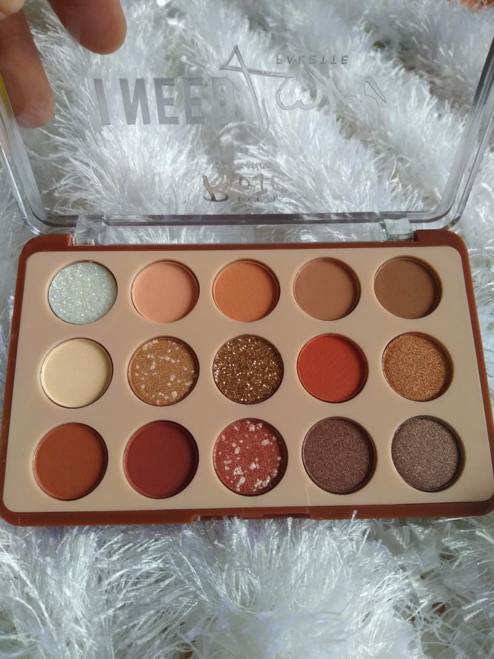 Bej Tonlarda 15 Renkli Göz Farı Paleti - Görsel 2