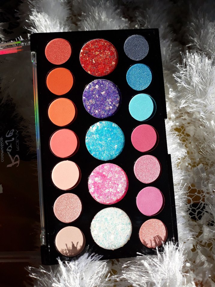 Çok Renkli Parlak Göz Farı Paleti - Görsel 2