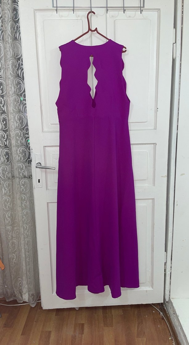 Mor dekolteli uzun elbise - Görsel 4