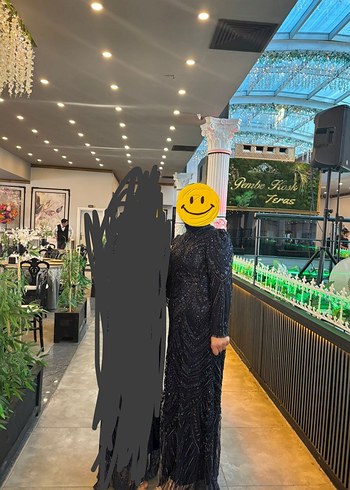 Uzun lacivert taşlı tesettür abiye