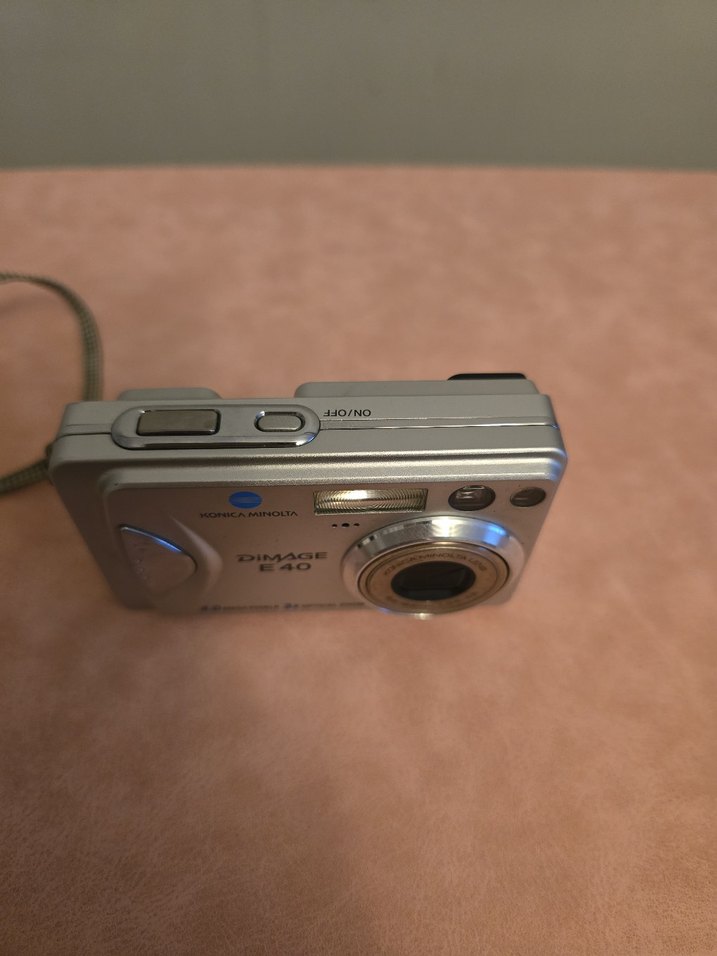 Konica Minolta DIMAGE E40 Dijital Kamera - Görsel 2