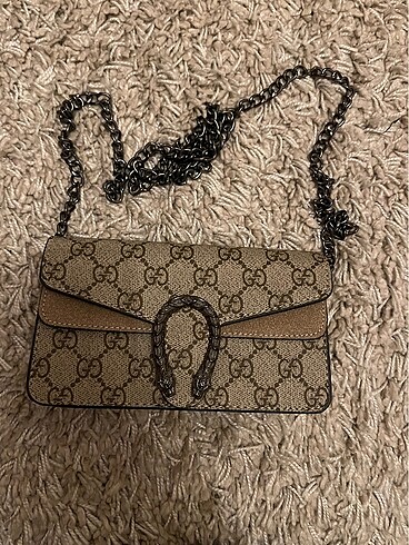 Gucci canta