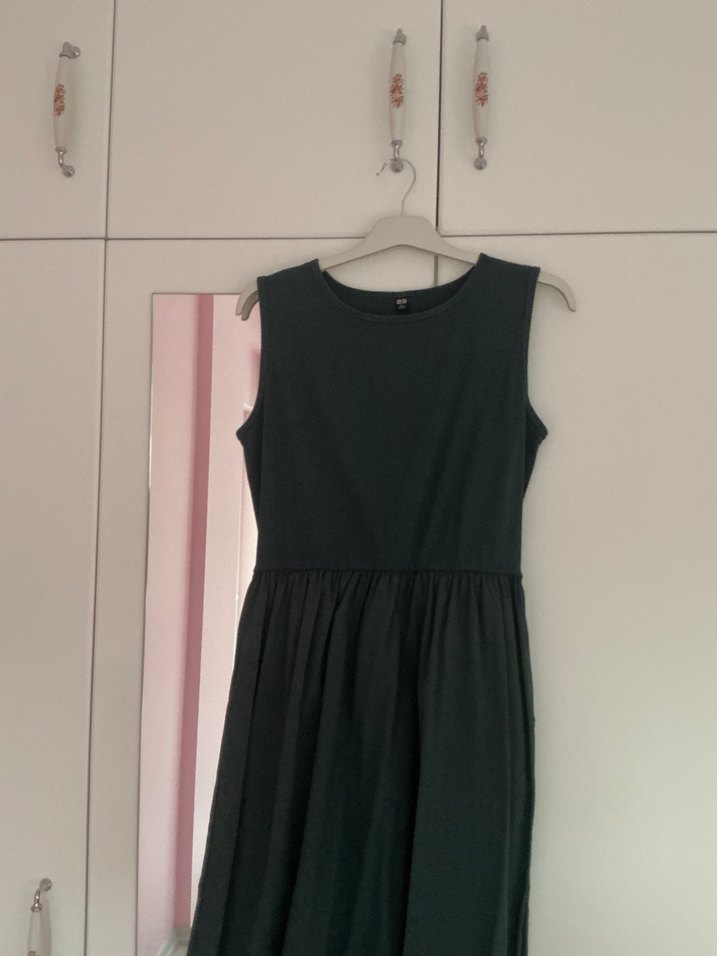 Uniqlo marka midi koyu yeşil elbise - Görsel 3