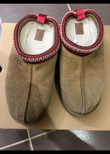 UGG Kahverengi Süet Dolgu Topuklu Nakışlı Terlik - Görsel 4