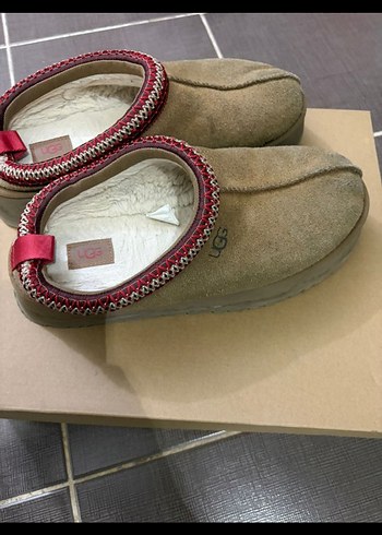 UGG Kahverengi Süet Dolgu Topuklu Nakışlı Terlik - Görsel 2