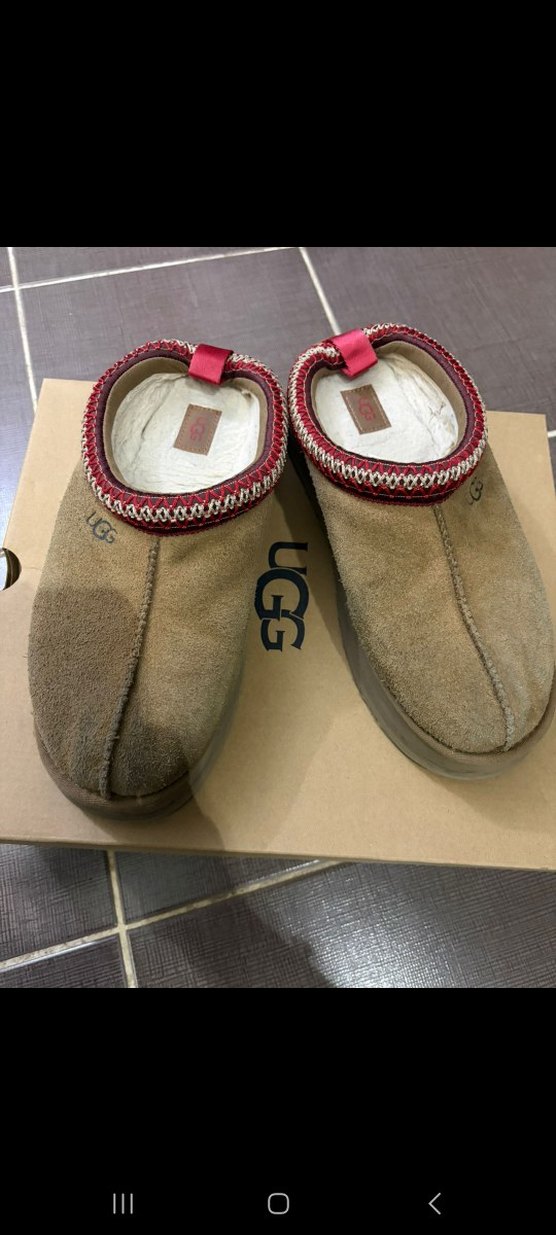 UGG Kahverengi Süet Dolgu Topuklu Nakışlı Terlik - Görsel 3