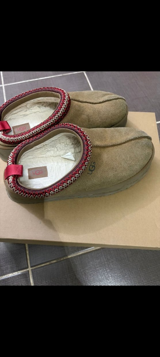 UGG Kahverengi Süet Dolgu Topuklu Nakışlı Terlik - Görsel 2