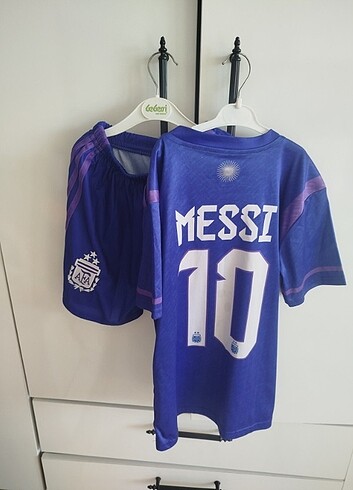 Zara Messi forması sıfır ayarında