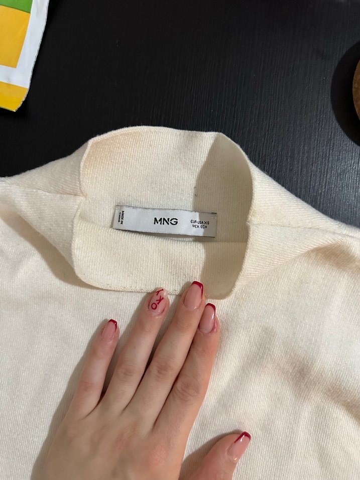 Beyaz Yüksek Yakalı Kadın Triko - Görsel 2