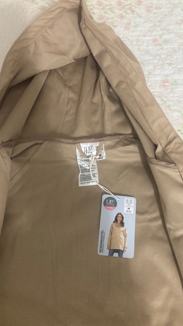 Bej Kapüşonlu Düğmeli Kadın Yağmurluk - Görsel 4