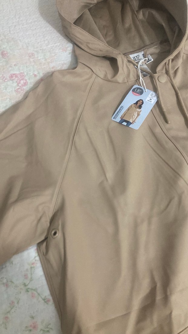 Bej Kapüşonlu Düğmeli Kadın Yağmurluk - Görsel 2