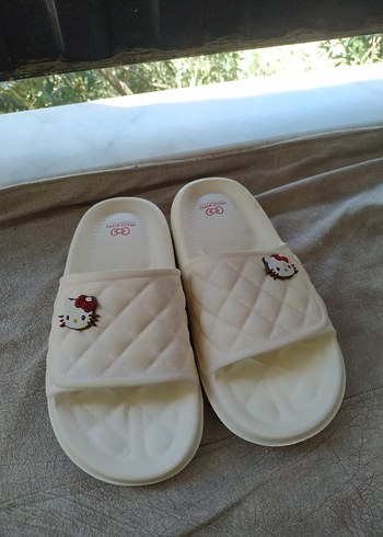 Beyaz Terlik hello kitty marka