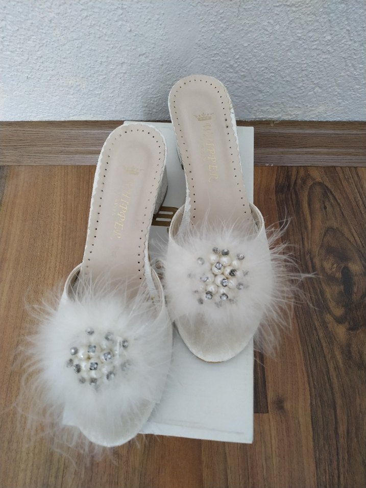Diger Beyaz Tüylü Nakışlı Kadın Terlik - Görsel 2