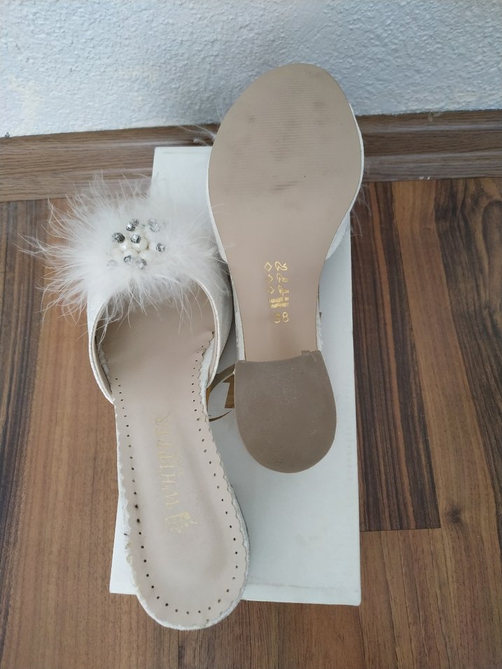 Diger Beyaz Tüylü Nakışlı Kadın Terlik - Görsel 4