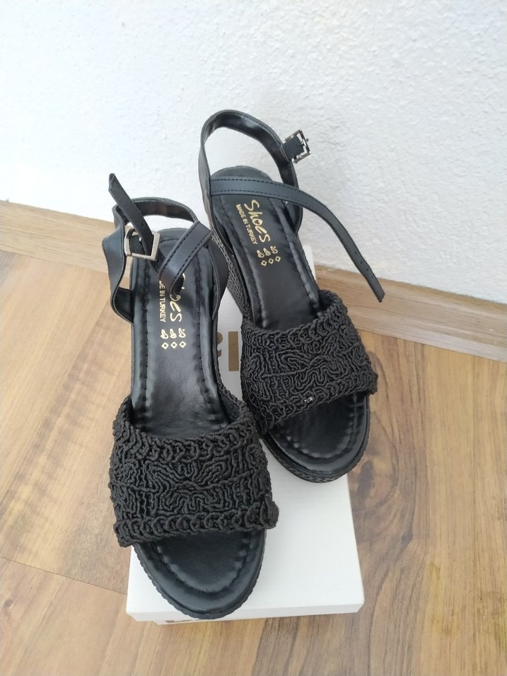 Siyah Nakışlı Dolgu Topuklu Kadın Sandalet - Görsel 2