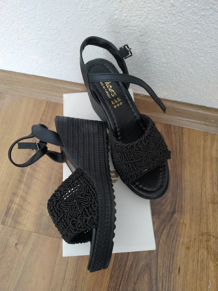 Siyah Nakışlı Dolgu Topuklu Kadın Sandalet - Görsel 3