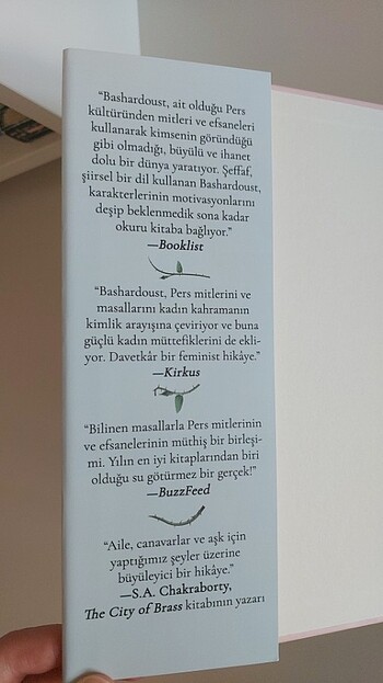  Beden Melissa Bashardoust Kız Yılan Diken Martı Yayınları