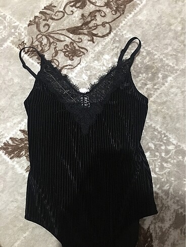 Askılı dantelli kadife bodysuit