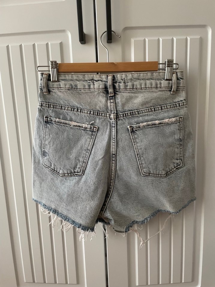 Gri Yırtık Mini Kot Şort - Görsel 2