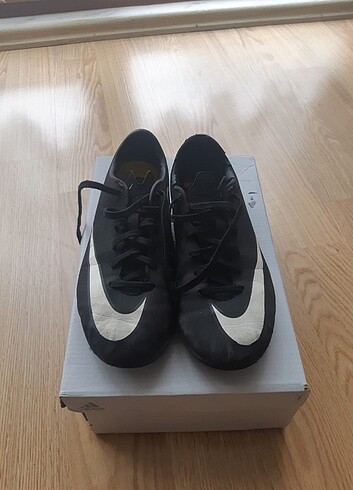 Nike orijinal CR7 34 numara halı saha ayakkabısı 