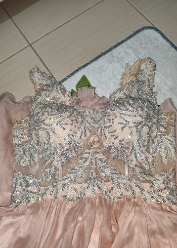 İşlemeli Straplez Dantelli Uzun Bej Nişan Elbisesi