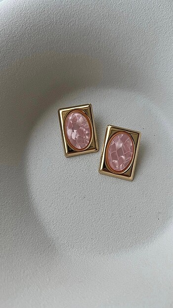 Pembe mineli küpe