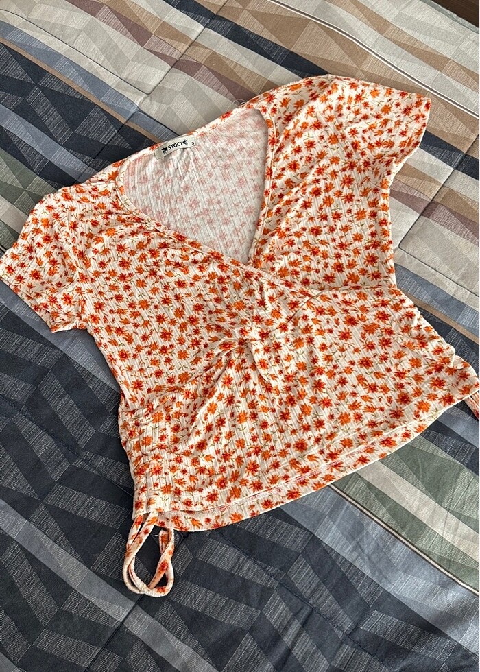 Çiçekli yandan büzmeli butik ürünü bluz - Görsel 2