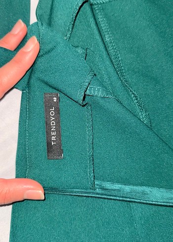 Zümrüt Yeşili Kalın Askılı v detayı olan midi elbise - Görsel 5