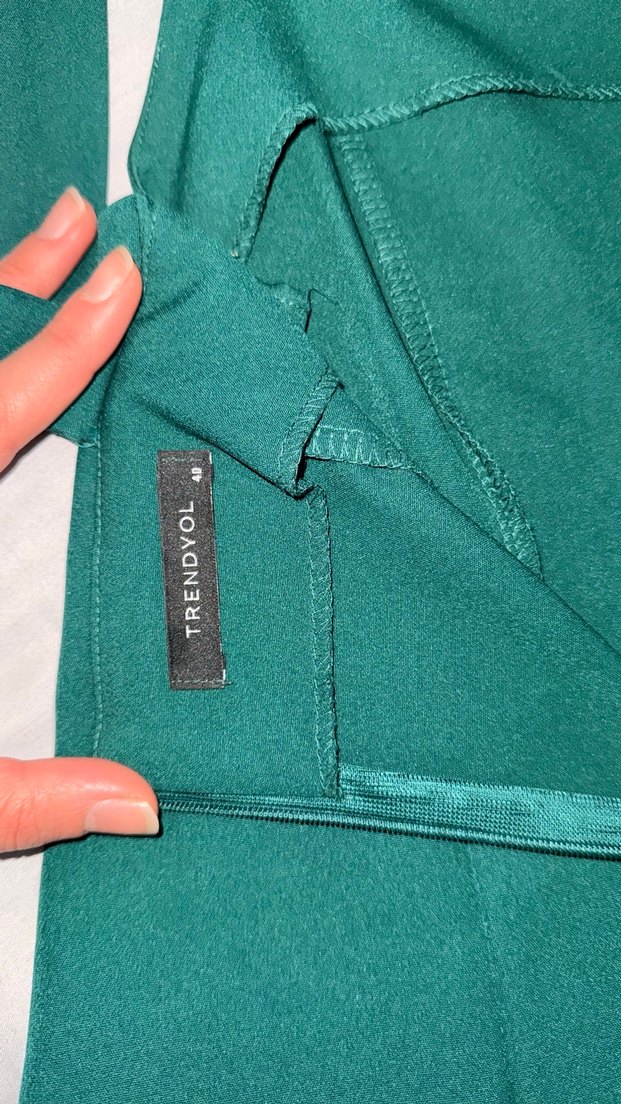 Zümrüt Yeşili Kalın Askılı v detayı olan midi elbise - Görsel 5