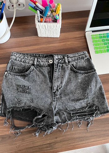 Gri Yırtık Mini Denim Şort