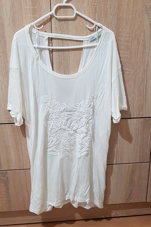 beyaz sirt dekolteli t shirt